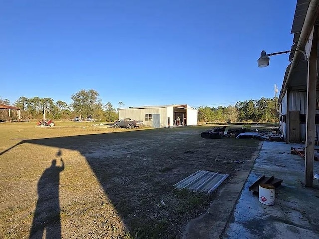 view of yard with an outdoor structure