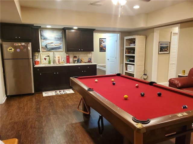rec room featuring a sink, dark wood-type flooring, ceiling fan, billiards, and recessed lighting