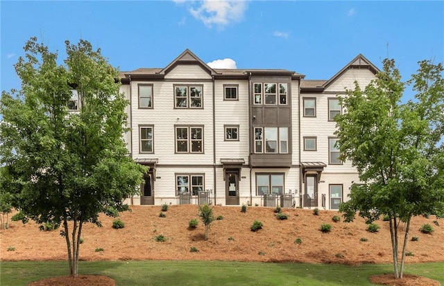 view of front of property with a front lawn