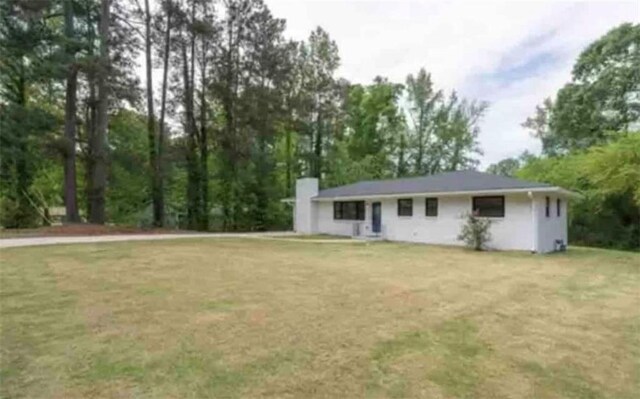 back of house featuring a lawn