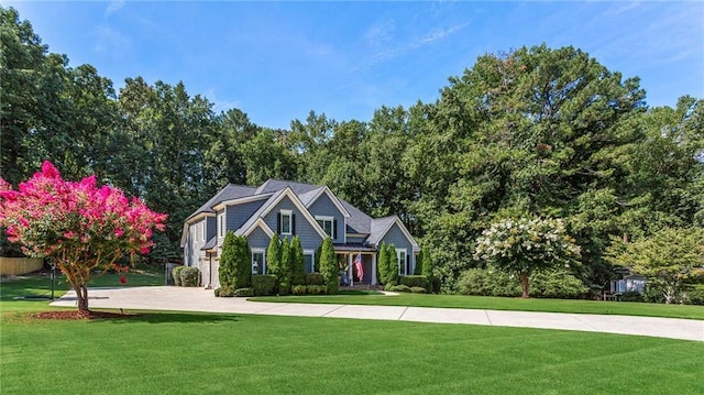 view of front of home featuring a front yard