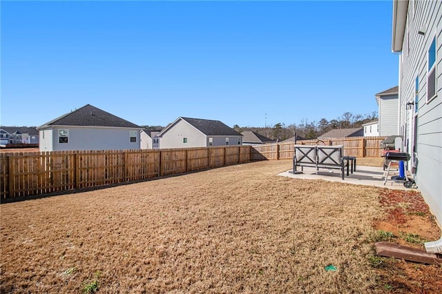 view of yard featuring a patio area