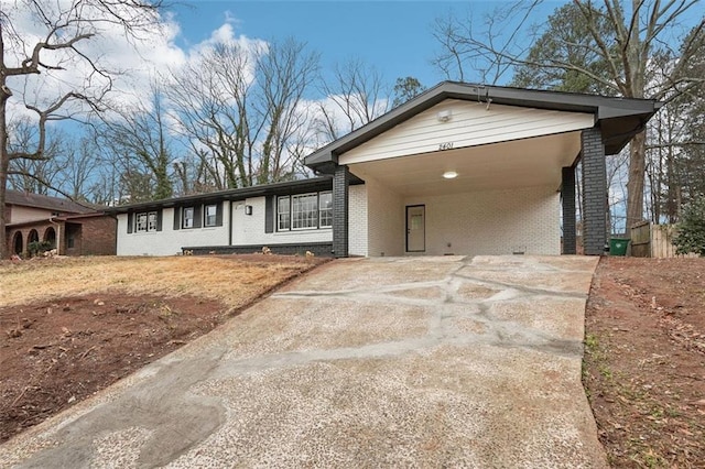 Listing photo 2 for 2401 Winshire Dr, Decatur GA 30035