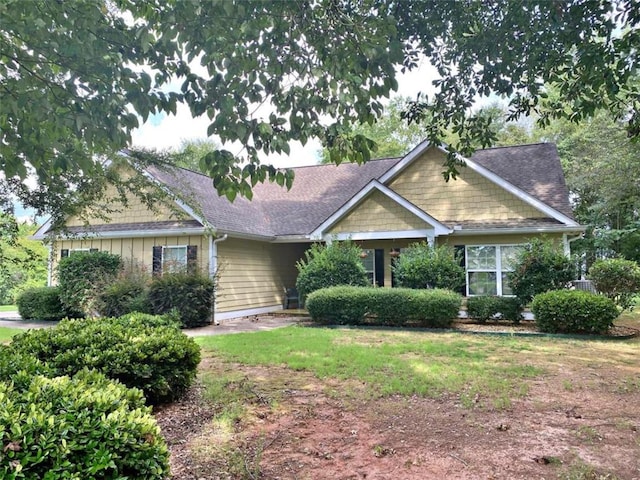 view of front facade featuring a front lawn