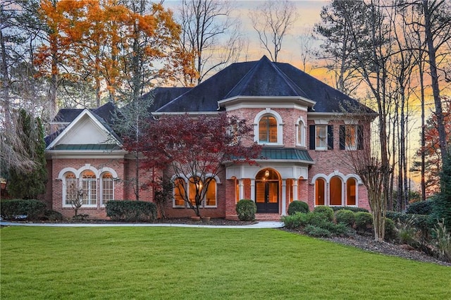 view of front of property with a lawn