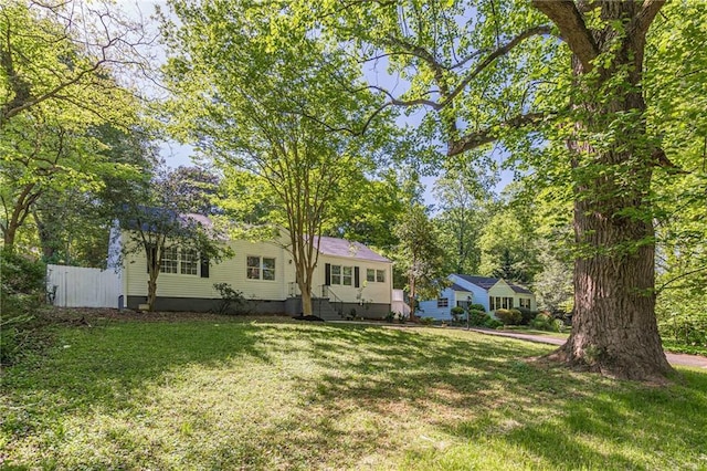 view of front of home featuring fence and a front yard