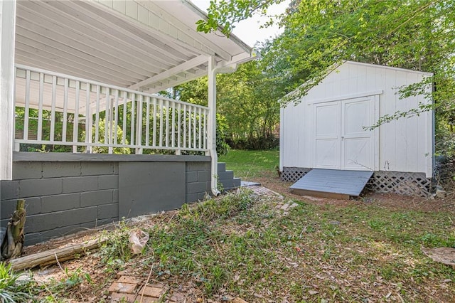 view of yard featuring an outdoor structure and a shed