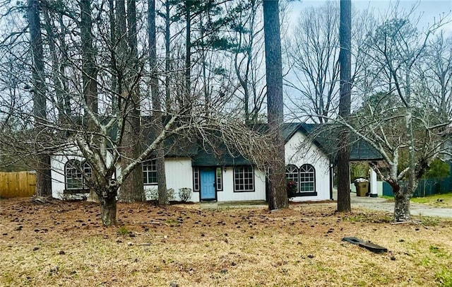view of front facade with fence