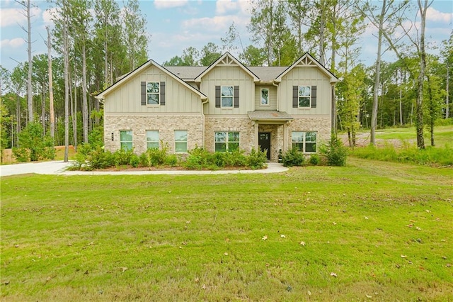 view of front of home featuring a front lawn