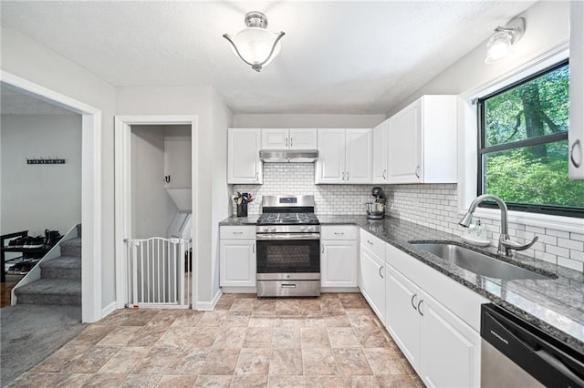 7060 Steel Wood Dr NW, Kennesaw, GA 30152 - kitchen with stainless steel appliances, a sink, under cabinet range hood, white cabinets, and decorative backsplash
