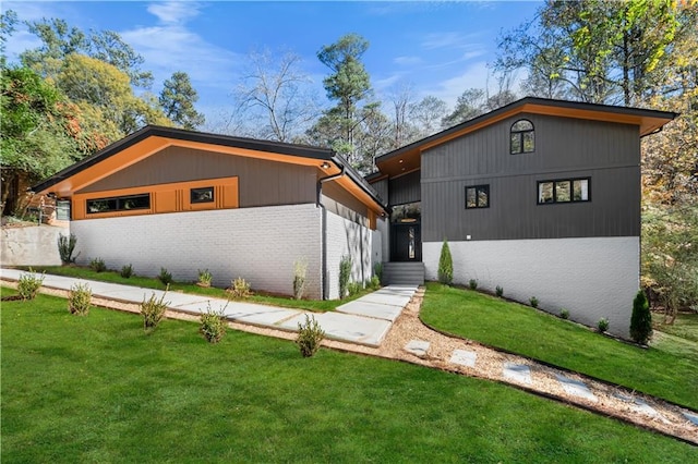 contemporary house featuring a front yard