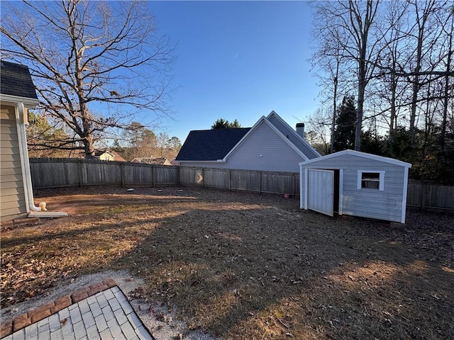 view of yard featuring a shed