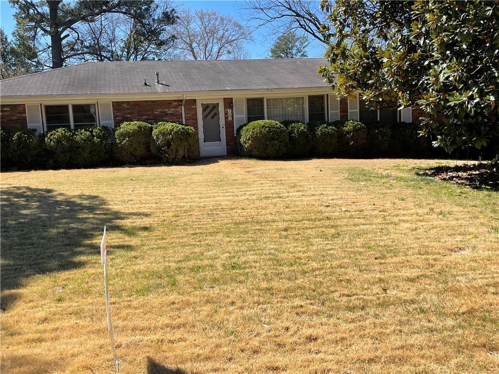 single story home with a front yard