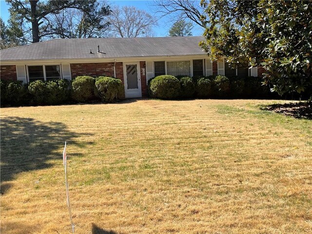 single story home with a front yard