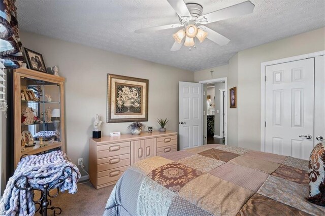 bedroom with carpet flooring, a textured ceiling, and ceiling fan