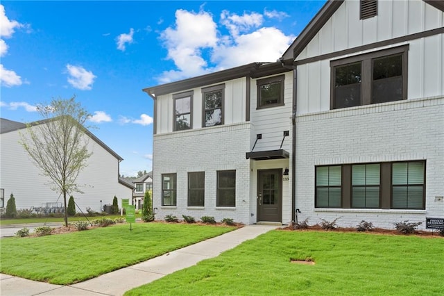 view of front of property with a front yard