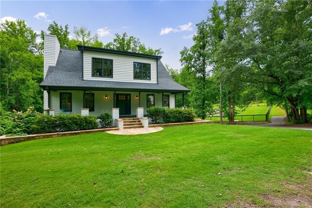 view of front facade with a front lawn and covered porch