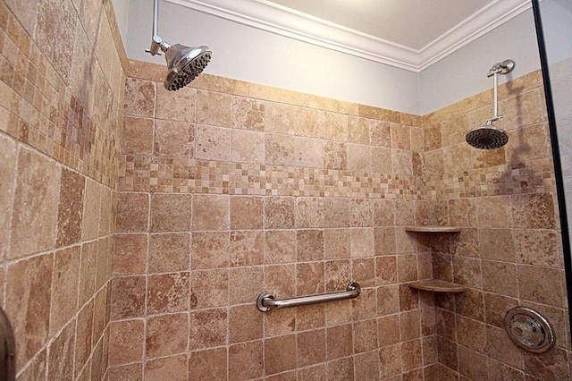 details featuring tiled shower and crown molding