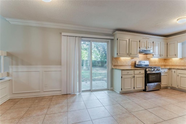 5383 Forest E Ln, Stone Mountain, GA 30088 - kitchen with gas range, under cabinet range hood, a textured ceiling, crown molding, and tasteful backsplash