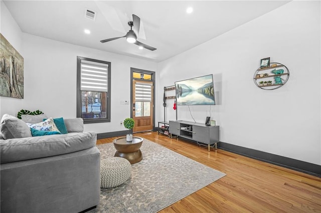 living room with wood finished floors, baseboards, visible vents, recessed lighting, and ceiling fan