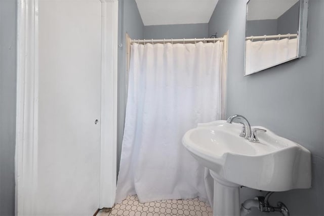 full bath with curtained shower