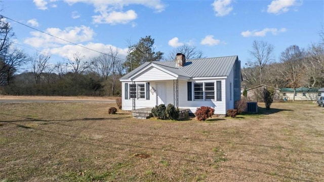 view of front of house featuring cooling unit and a front lawn