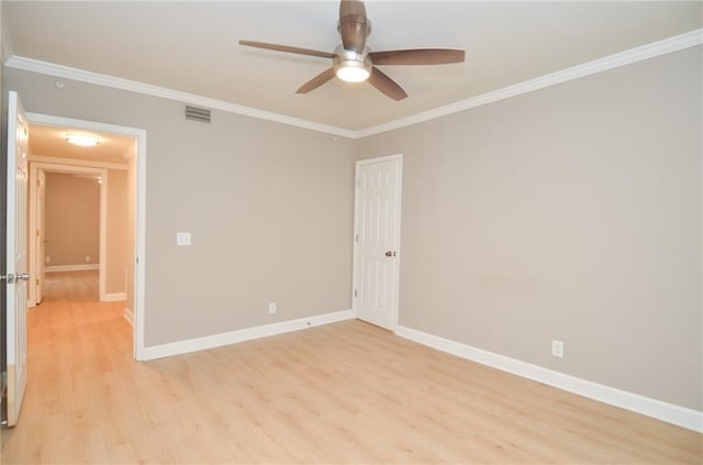 unfurnished room featuring light wood finished floors, baseboards, visible vents, a ceiling fan, and crown molding