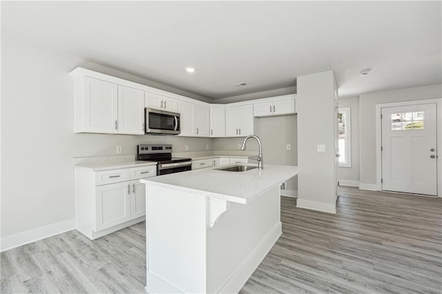 6075 Quail Mountain Trl, Gainesville, GA 30506 - kitchen with appliances with stainless steel finishes, a sink, baseboards, light wood finished floors, and recessed lighting