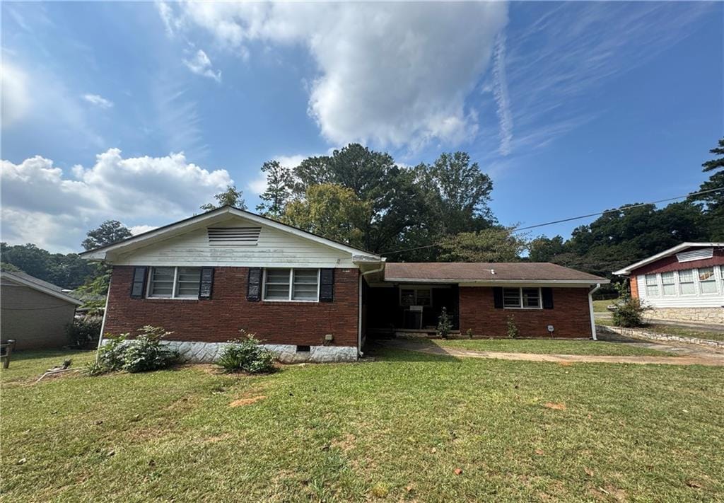 view of front of house with a front yard