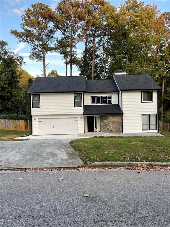 view of front facade featuring a front lawn and a garage