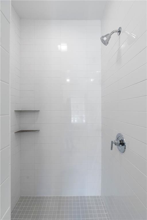 bathroom featuring a tile shower