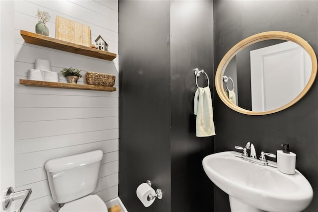 bathroom featuring toilet and a sink