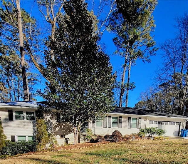 view of front of home featuring a garage and a front lawn