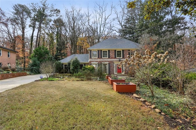 view of front facade featuring a front yard