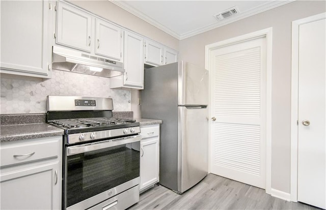 kitchen featuring under cabinet range hood, visible vents, ornamental molding, appliances with stainless steel finishes, and decorative backsplash
