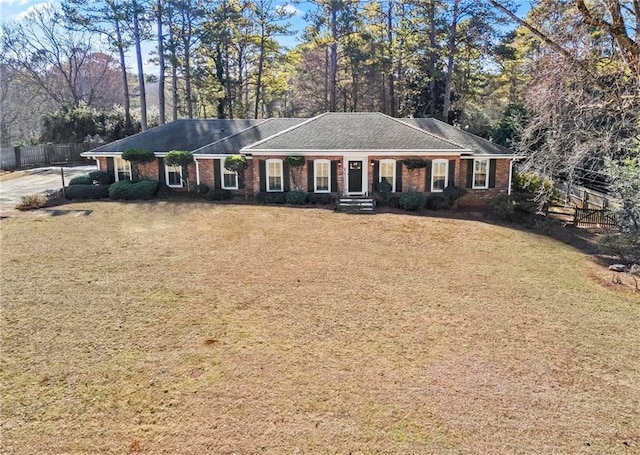 ranch-style home featuring a front lawn