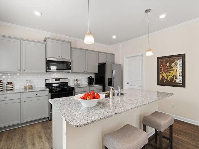 366 Lost Creek Blvd, Dallas, GA 30132 - kitchen with stainless steel appliances, gray cabinets, dark wood finished floors, crown molding, and a kitchen breakfast bar