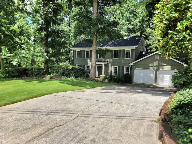 colonial house featuring a front yard