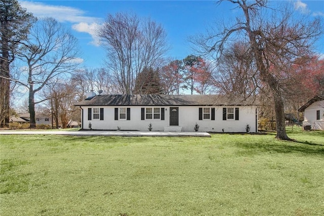 ranch-style home featuring a front lawn