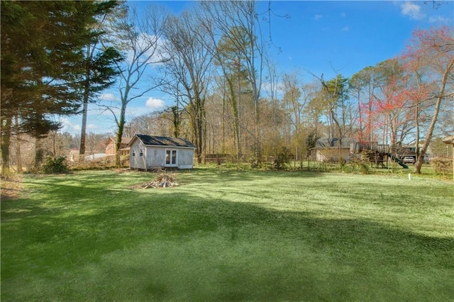 view of yard with an outdoor structure