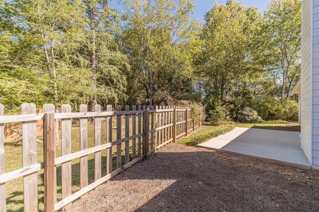 view of yard featuring a patio