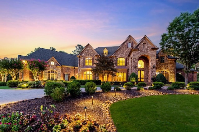 view of front of property featuring a lawn