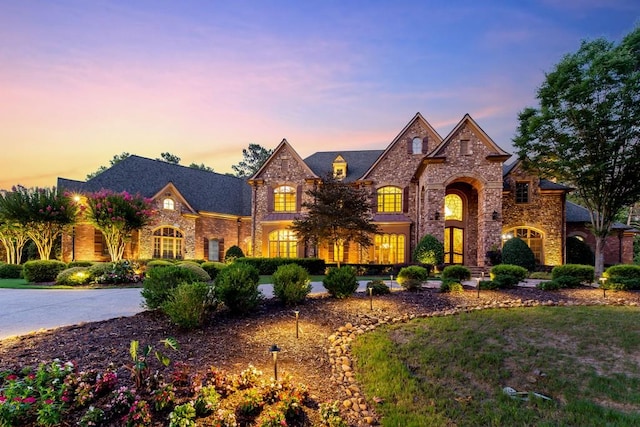 view of front of property featuring a yard