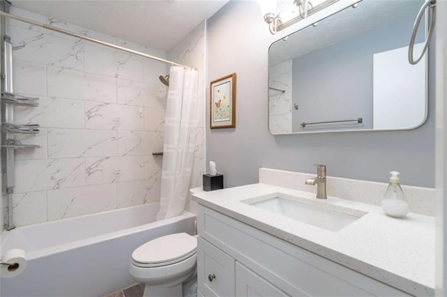 full bathroom with toilet, vanity, and shower / bath combo