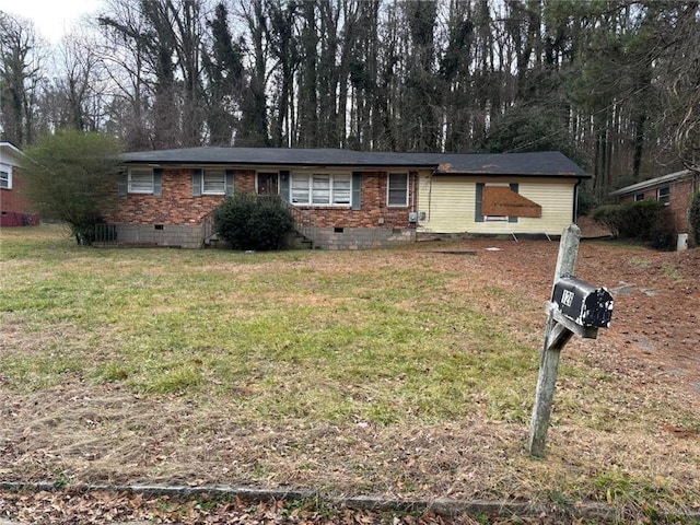 ranch-style home featuring a front lawn