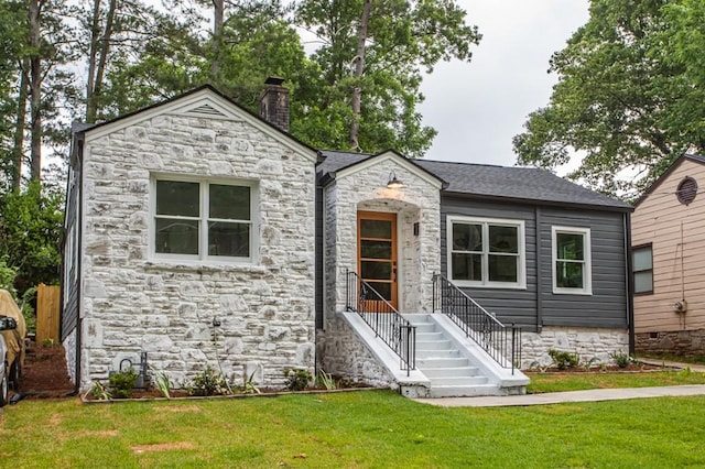 view of front facade featuring a front lawn