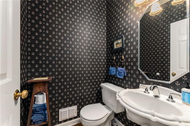 1950 Wenlok Trl NE, Marietta, GA 30066 - bathroom featuring wallpapered walls