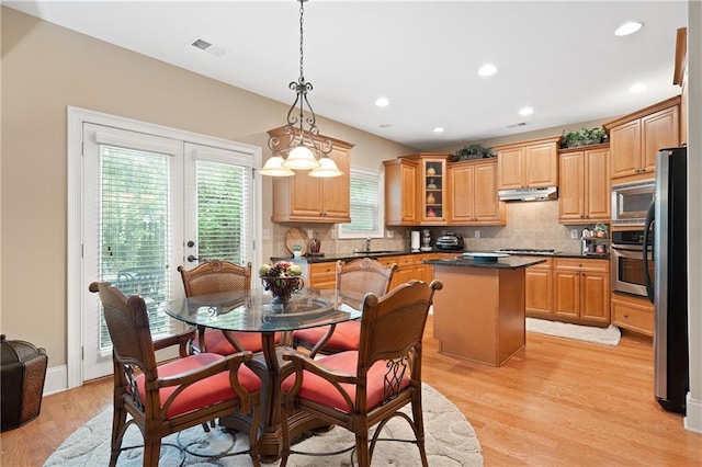 dining room featuring visible vents, light wood-type flooring, recessed lighting, and baseboards