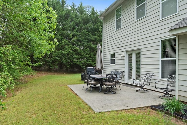 view of yard with a patio area