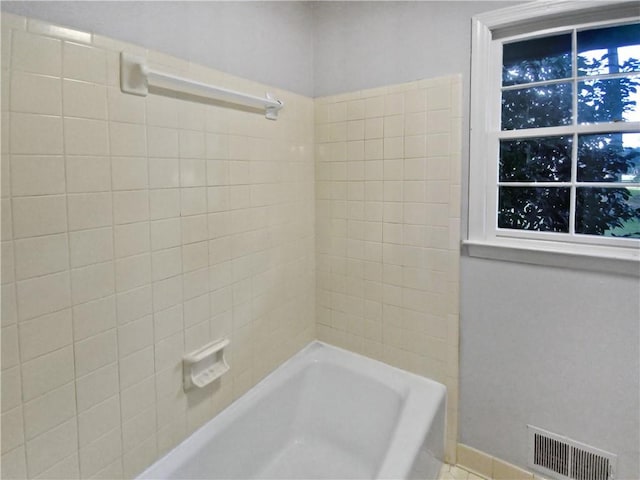 bathroom featuring tiled shower / bath combo